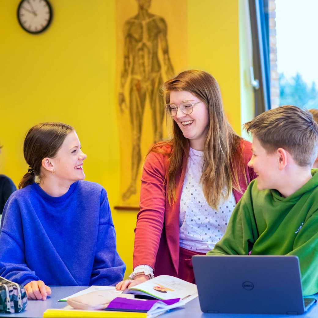 Studenten spelen een bordspel met pionnetjes en dobbelstenen.