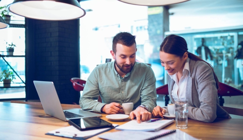 Financieel professional in overleg met klant op locatie, finance, financieel, AFEM, MIAM, opleidingsbeeld master integraal adviseur MKB, stockfoto