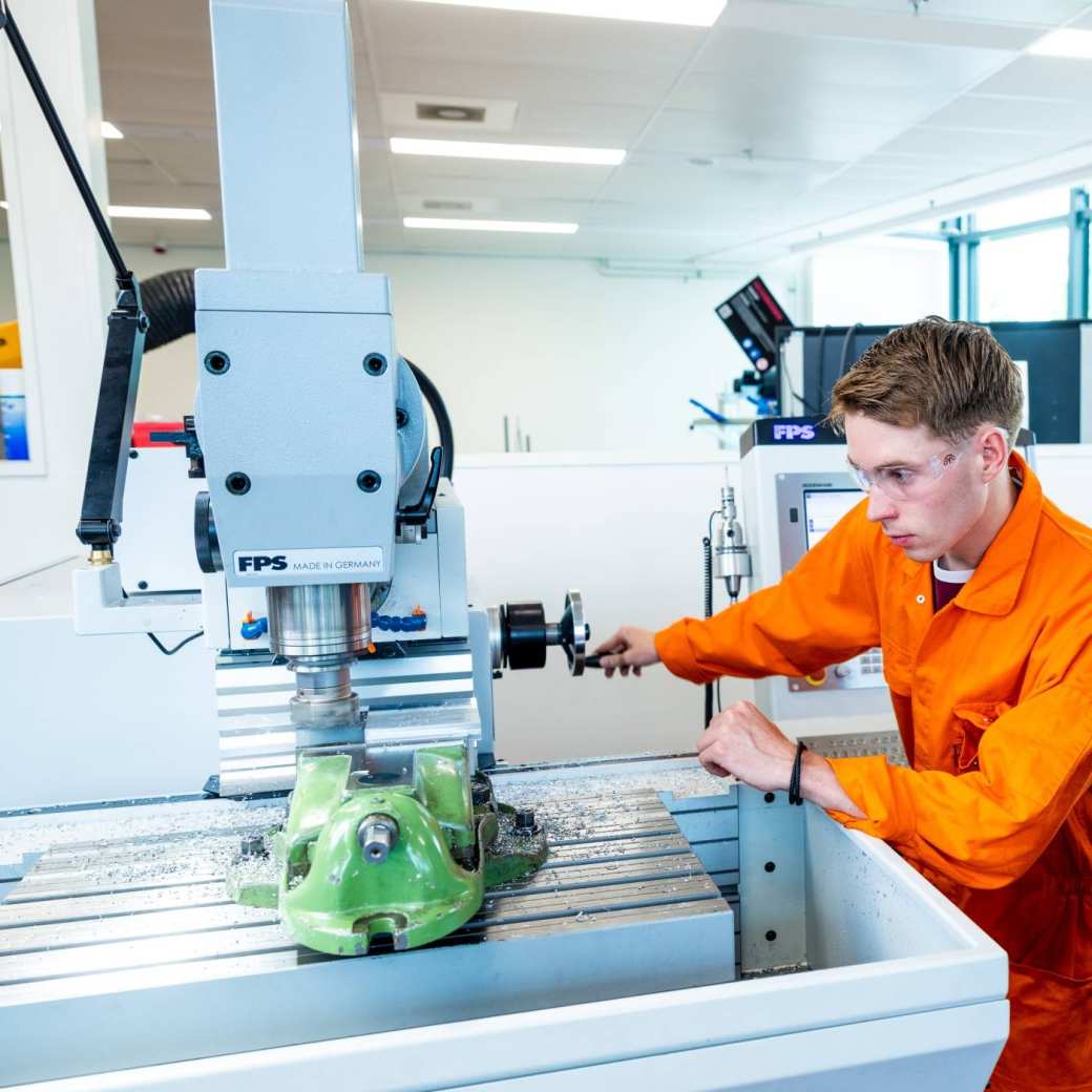 Mechanical Engineering student - Werktuigbouwkunde - with a practical teacher working in the lab