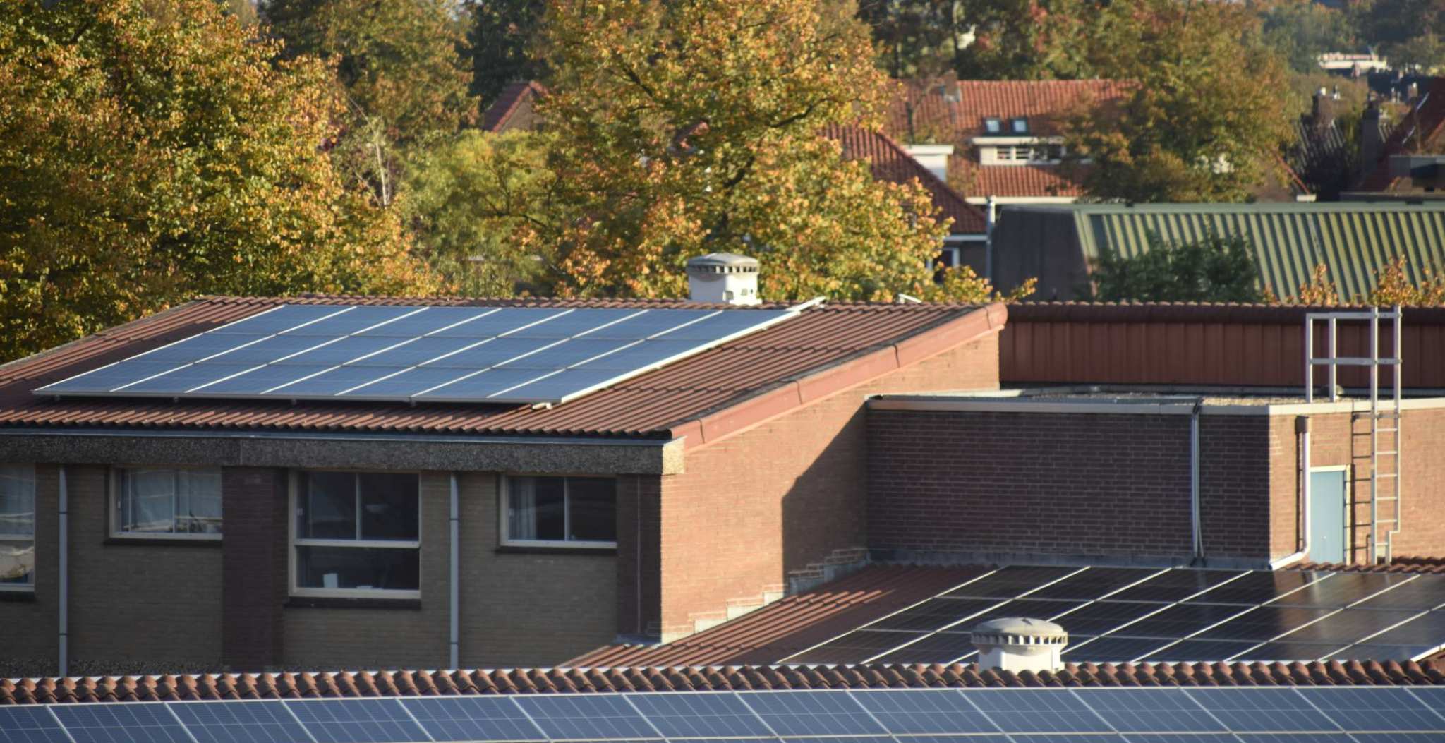 Foto ter illustratie van zonnepanelen.