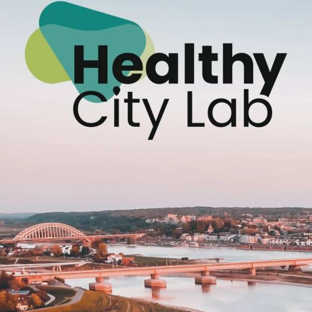 Afbeelding van de Waal in Nijmegen met de tekst Healthy City Lab bovenaan de afbeelding