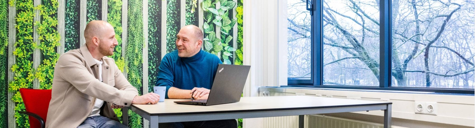 Student heeft een gesprek met een studieadviseur van Bedrijfskunde duaal