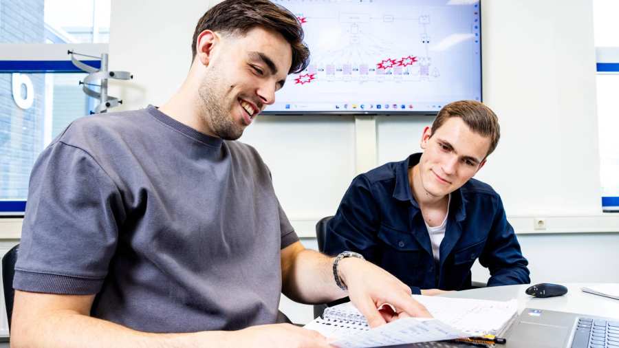 Technische Bedrijfskunde studenten Derk en Jort werken samen.