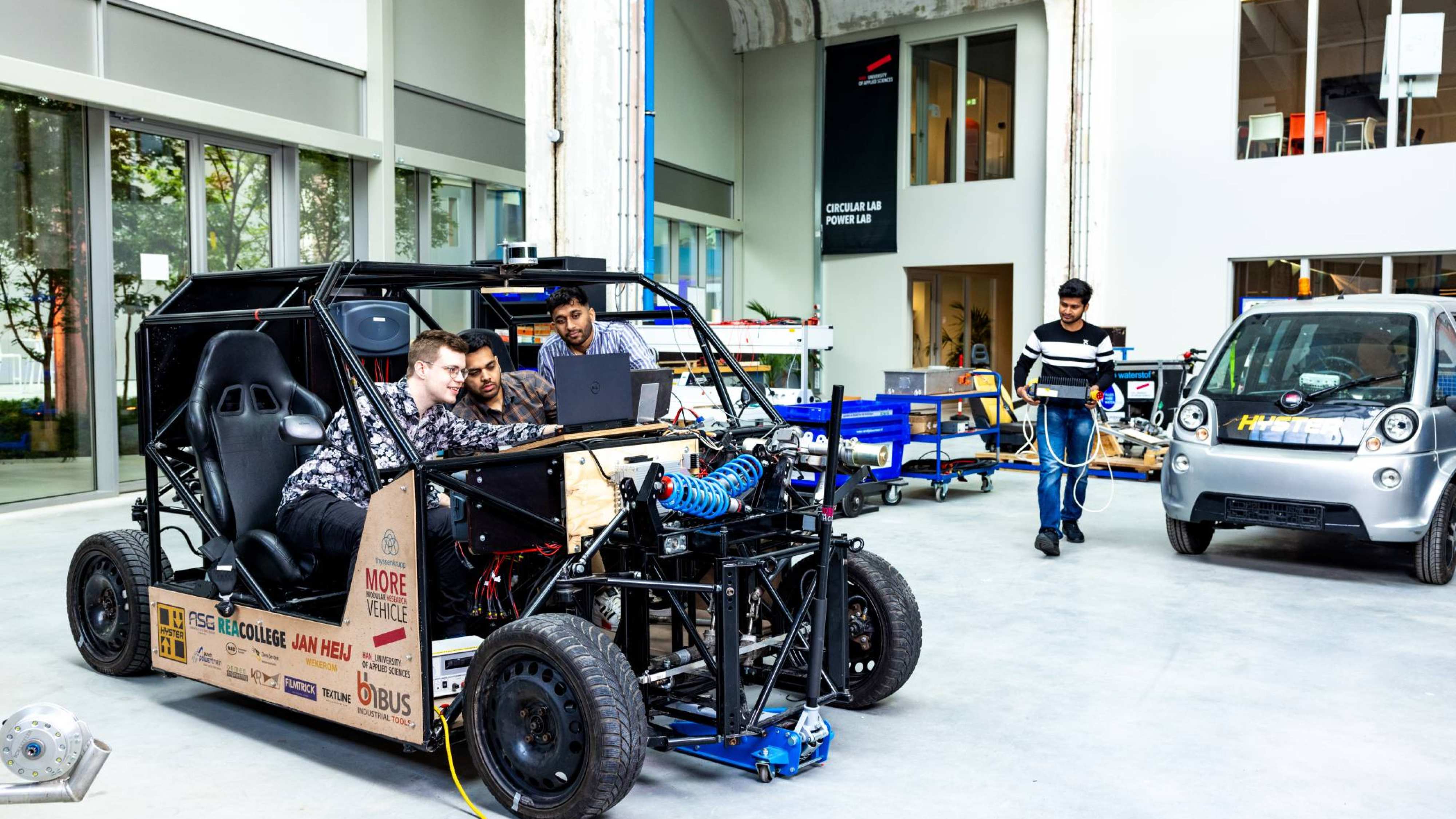 Studenten van de Master Engineering Systems Automotive Systems op IPKW bij de MORE Vehicle.