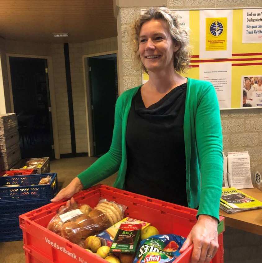Magda Lichtenberg aan het werk bij de voedselbank