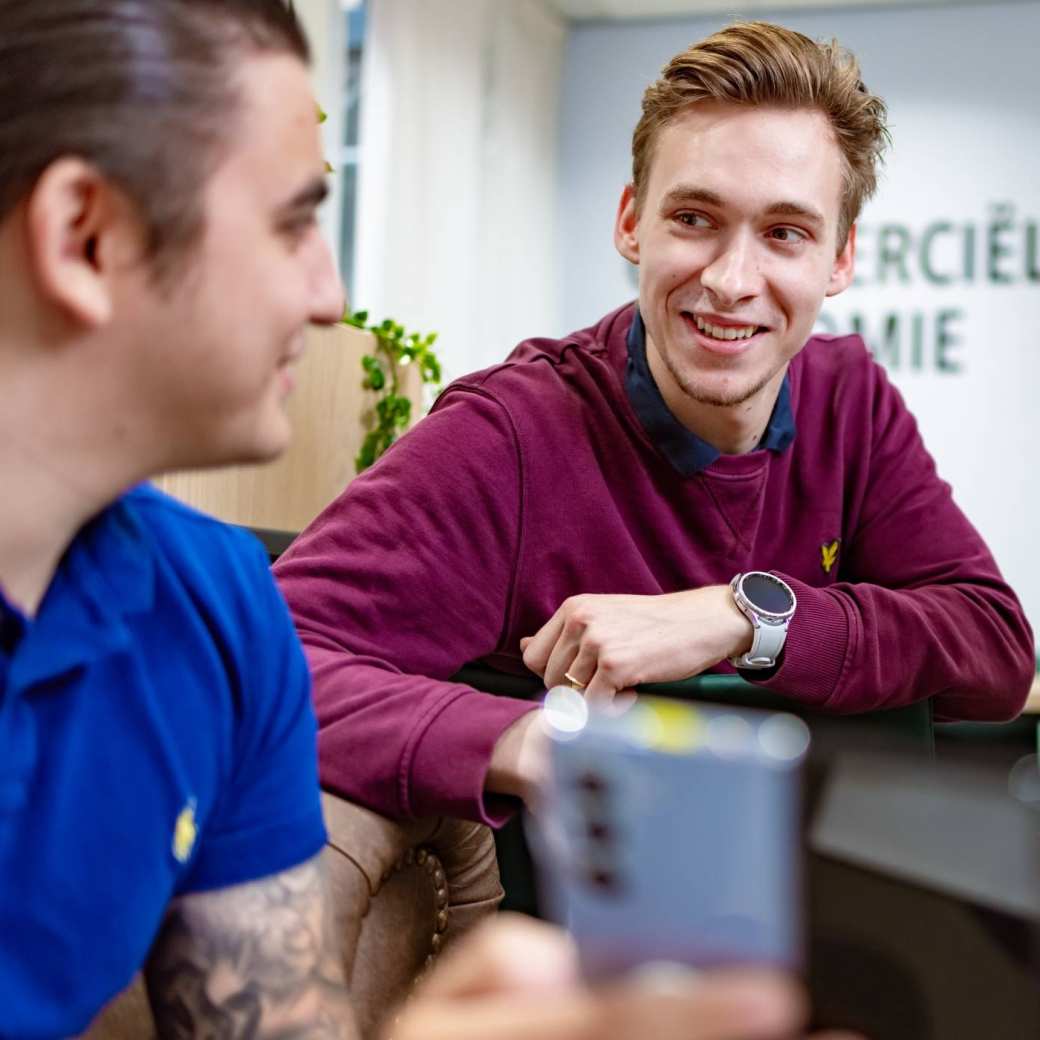 Studenten van de bachelor Commerciële Economie deeltijd, duaal in gesprek en samenwerken. 