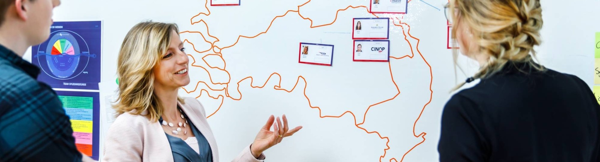 docent legt uit voor kaart nederland