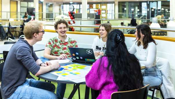 hbo-ict studenten werken aan een groepsopdracht