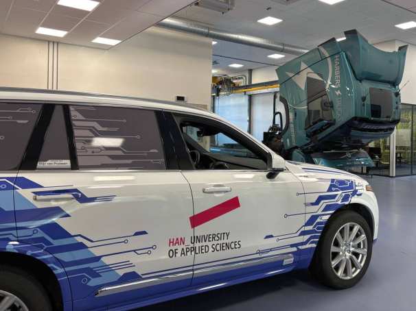 Kijkje in het Engineering Automotive Research Lab op de HAN in Arnhem. Op de voorgrond een Volvo XC90. Op de achtergrond een elektrische truck, de Volvo FM Electric.