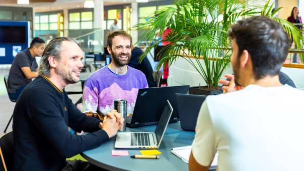 Data science studenten bij hun werkplek