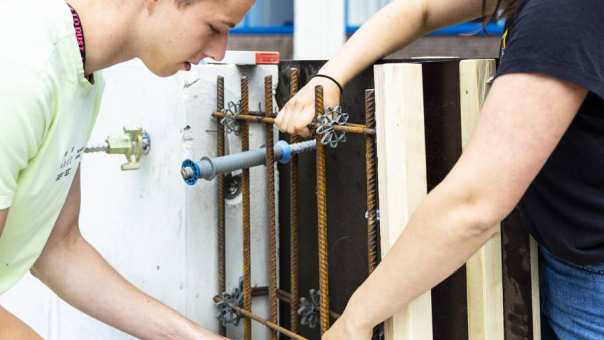 werken aan het beton van de eigen sluis in de tuin van de opleiding civiele techniek