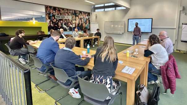 meerdere personen aanwezig bij kickoff bijeenkomst