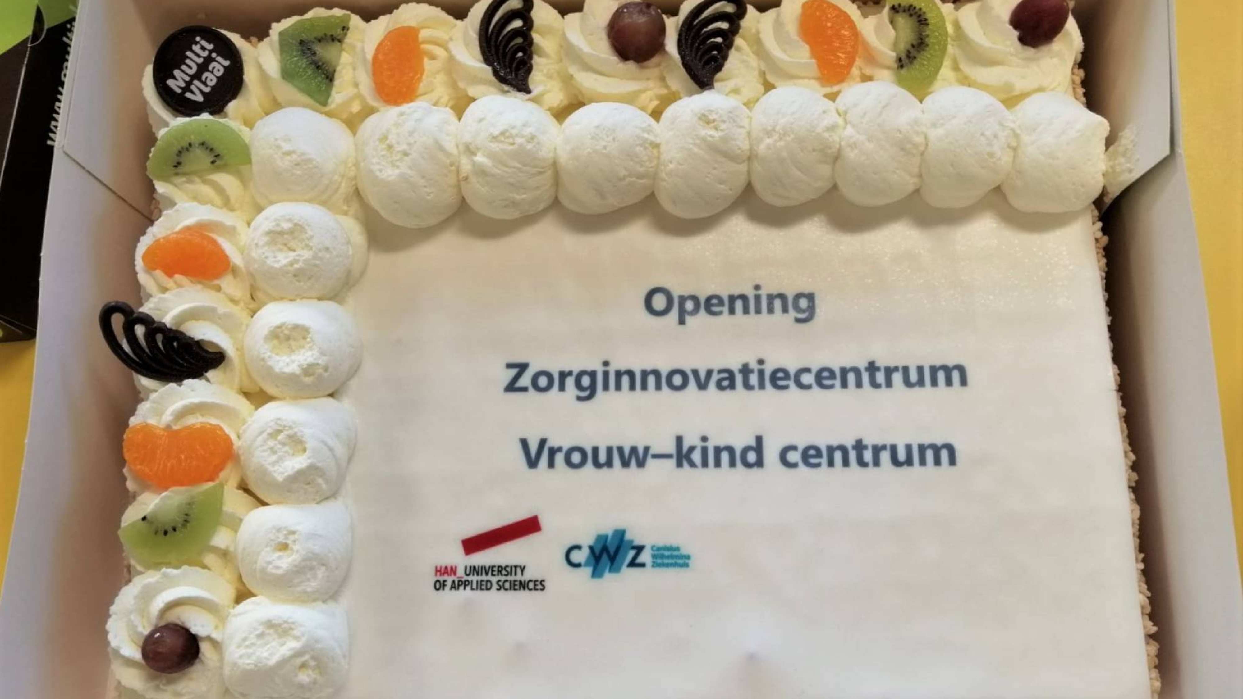 Het Canisius Wilhelmina Ziekenhuis en de Hogeschool van Arnhem openen het eerste zorg innovatie centrum. Een feestelijk moment waar taart niet mocht ontbreken.
