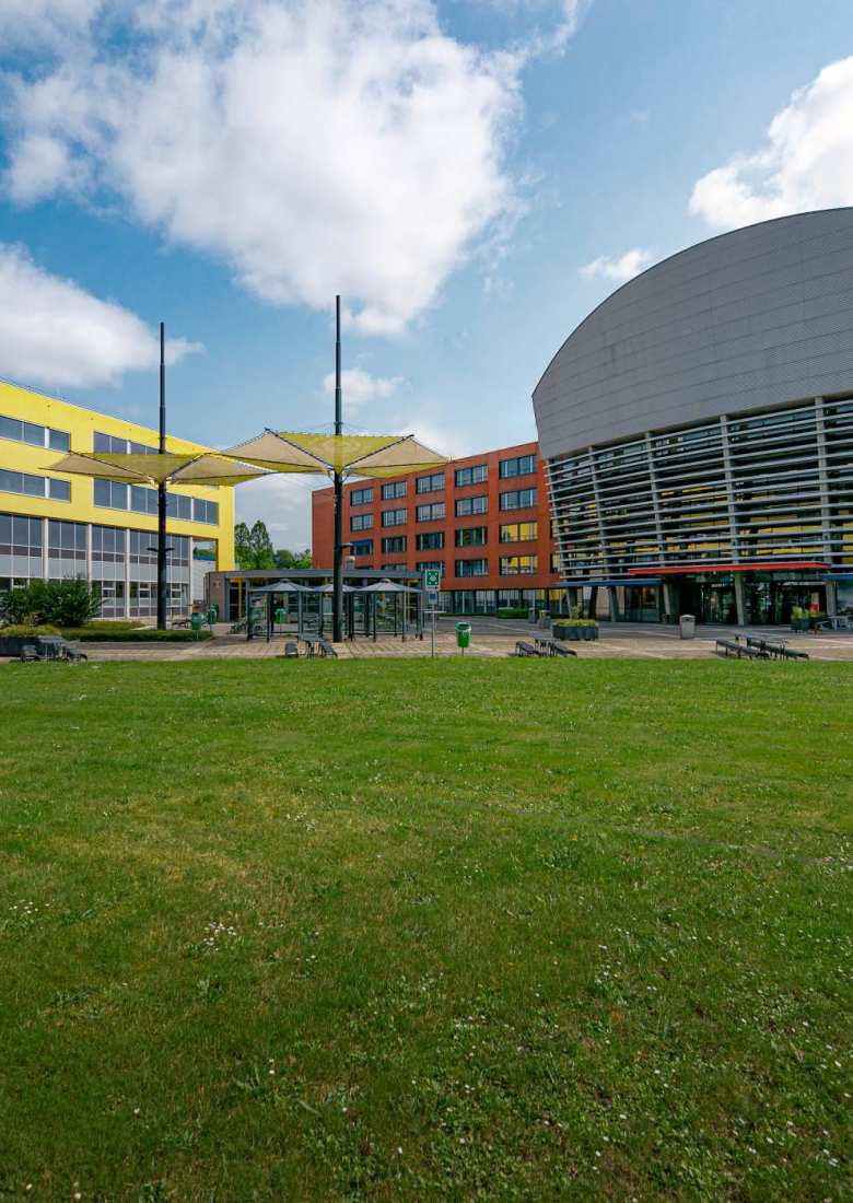 Arnhem, Ruitenberglaan 29, Ruitenberglaan 31, totaal overzicht schoolplein, volledig beeld, zijaanzichten, geel