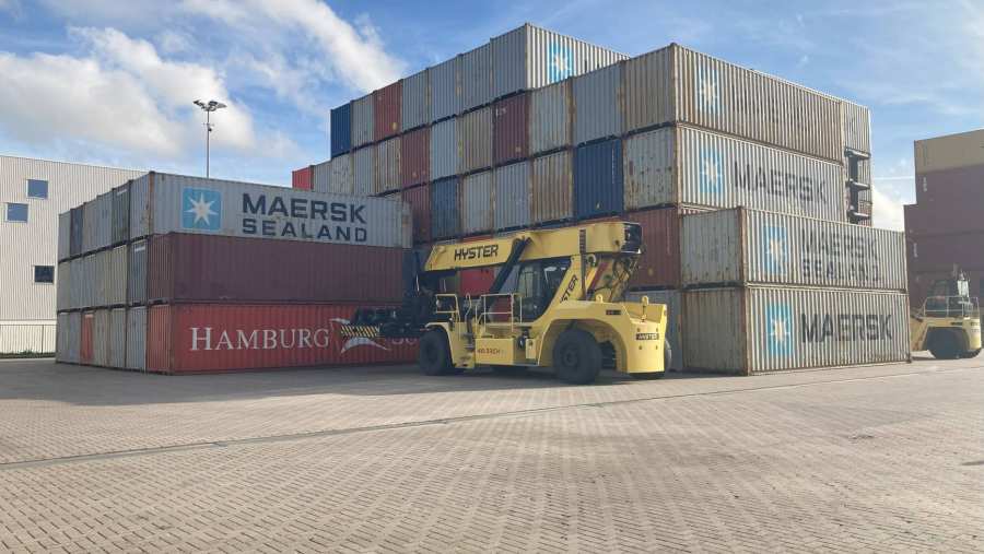 Zeecontainers waarvoor heftruck van Hyster Yale staat