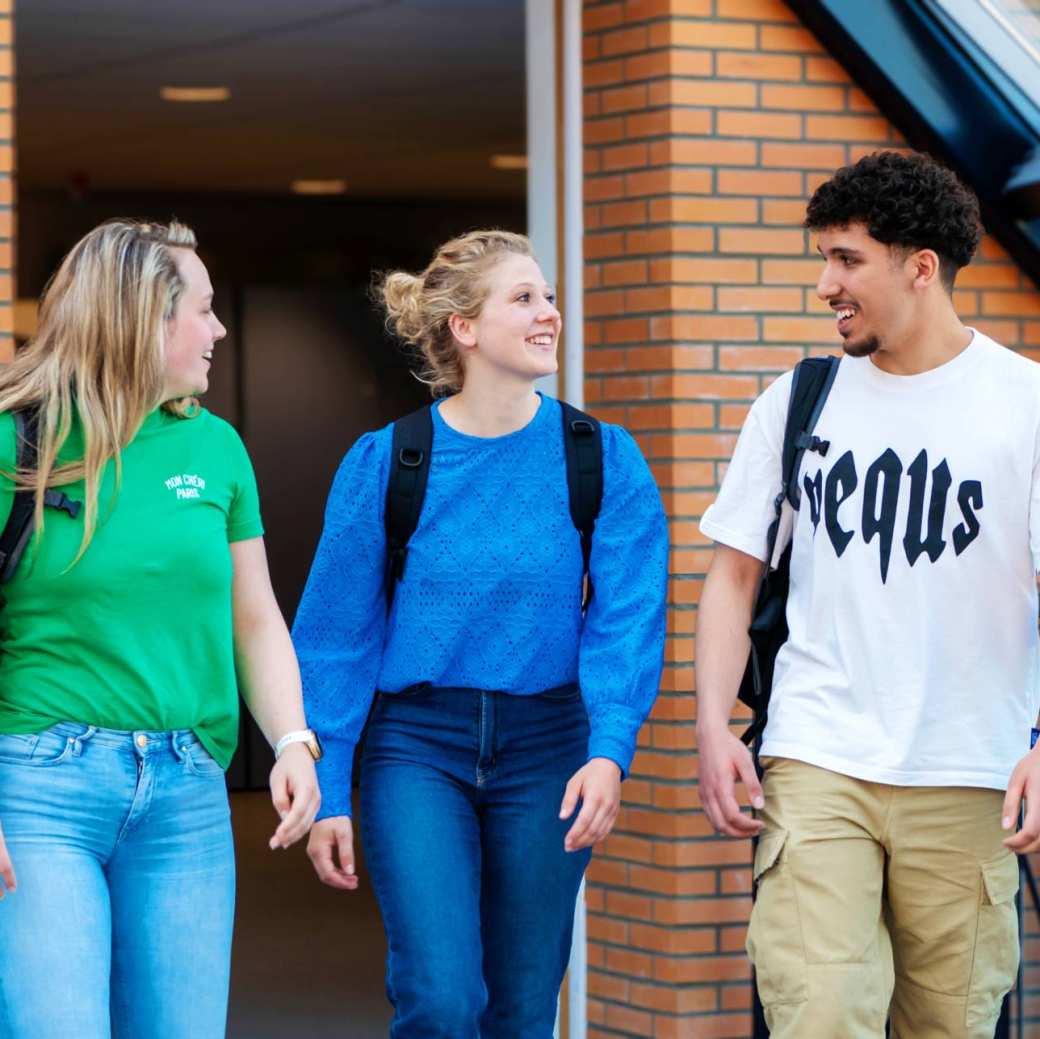 Studenten ontspannen buiten op de HAN Campus