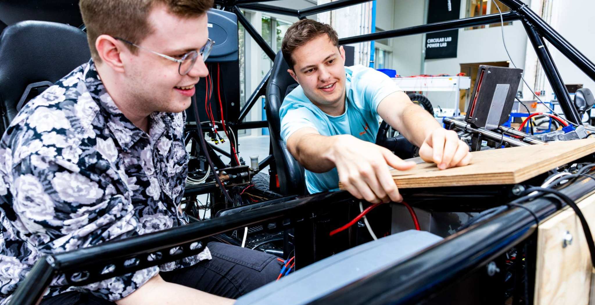 Studenten werken aan de MORE Verhicle