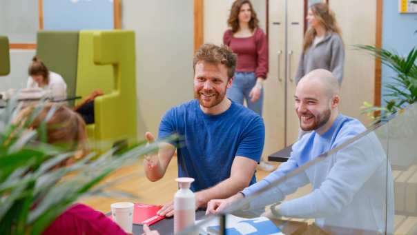 Studenten vertellen met elkaar in de pauze