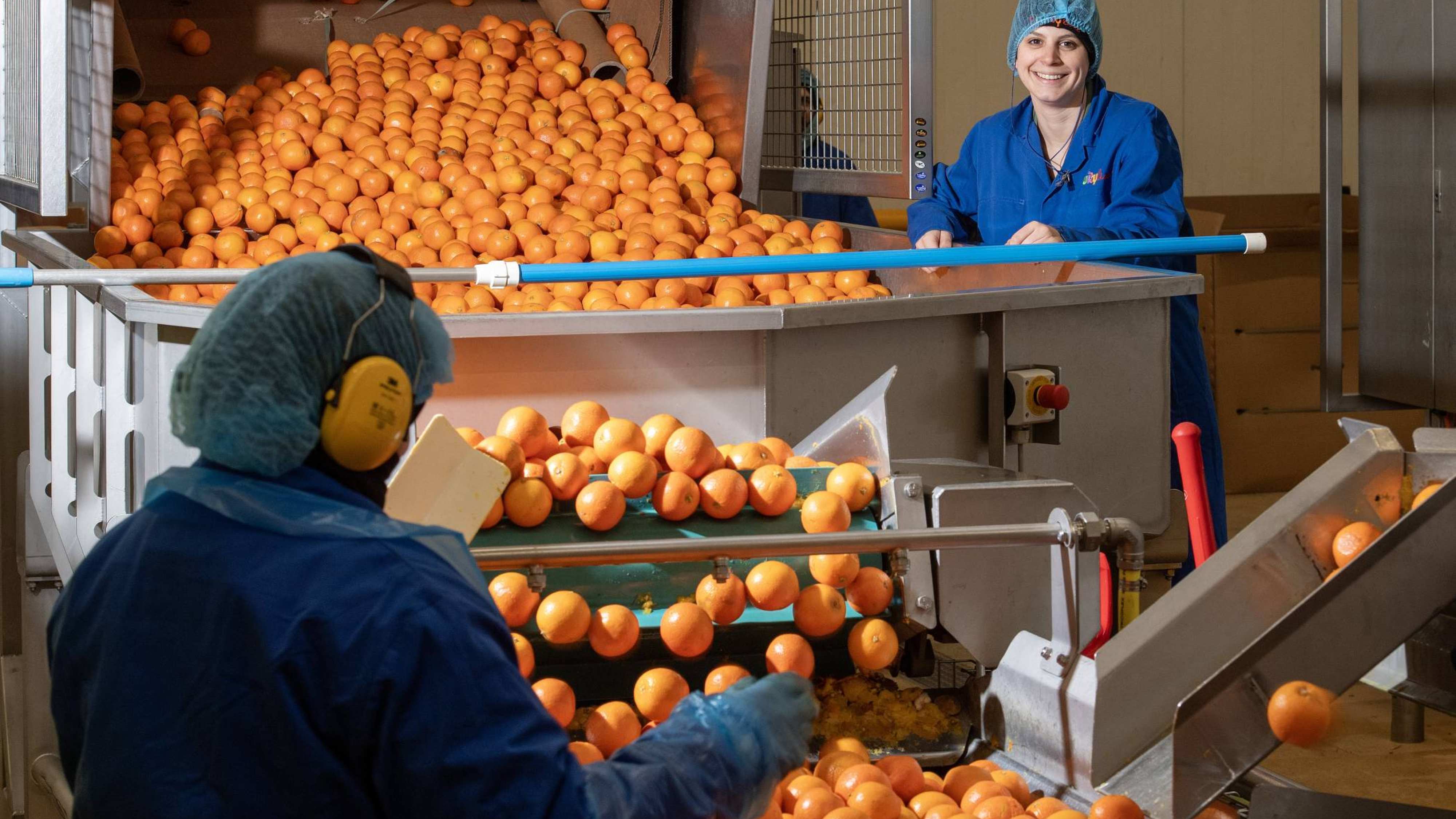 Lieke Hermans deeltijd student werktuigbouwkunde bij de HAN staat bij de sinaasappels.