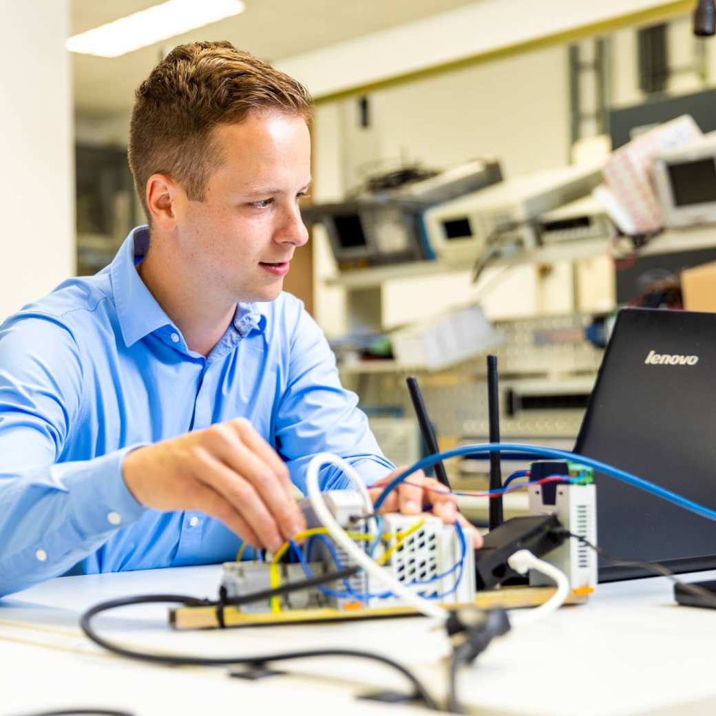 Student Stijn bezig met zijn afstudeerproject voor de opleiding Embedded Systems Engineering die hij uitvoert bij Qirion Alliander.