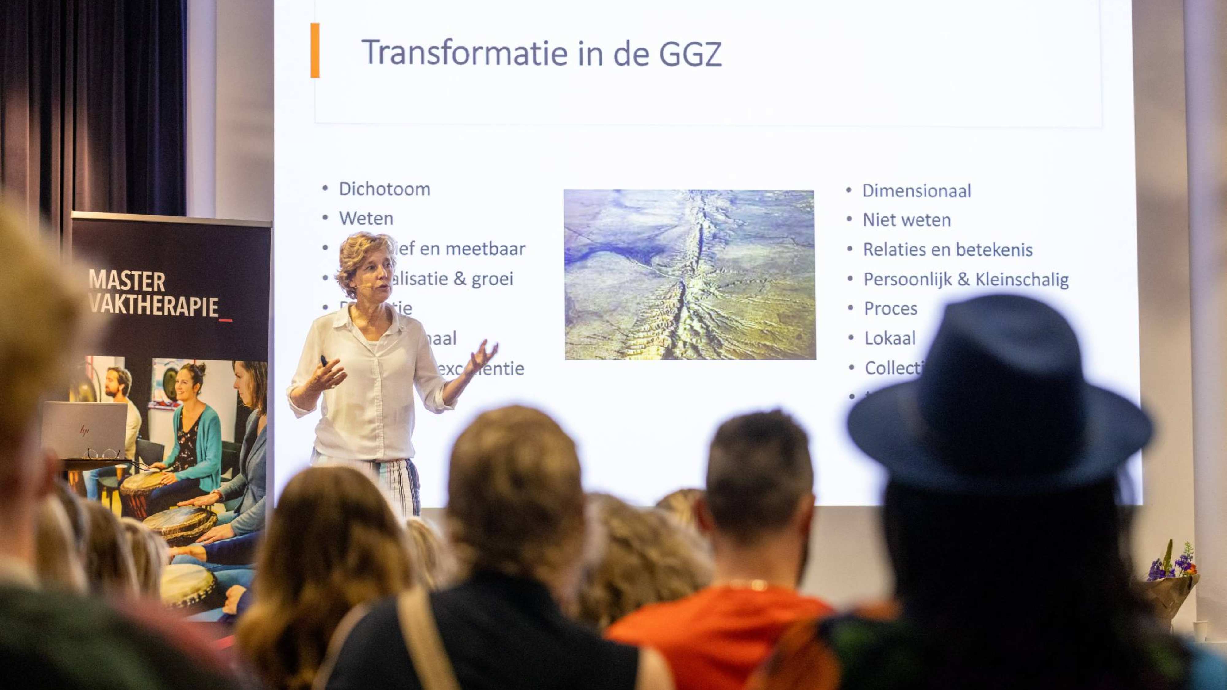 Floortje Scheepers houdt een lezing in het auditorium van de han tijdens het symposium move on up van de master vaktherapie en het lectoraat vaktherapie bij persoonlijkheidsstoornissen