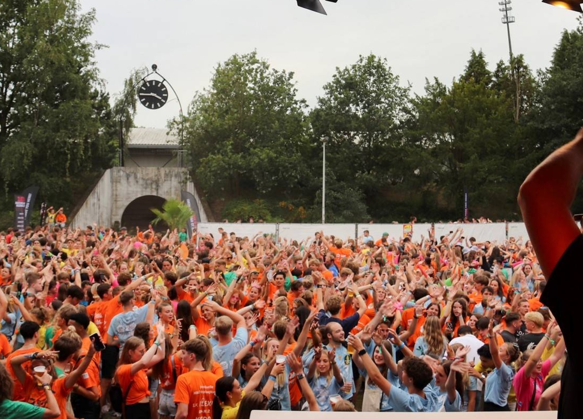 Foto van het publiek tijdens het Open Up Festival op 24 augustus 2023 in het Goffertstadion