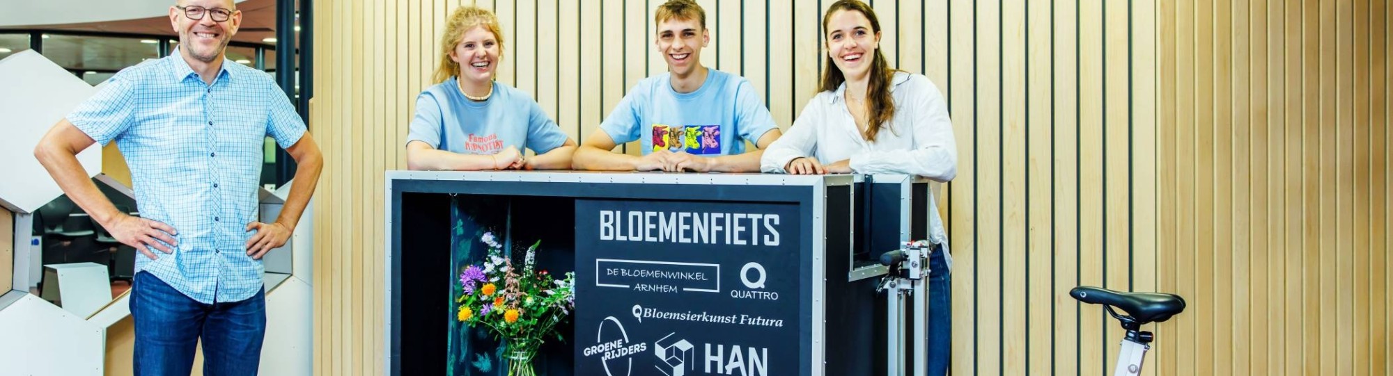 Studenten Industrieel Product Ontwerpen - IPO - trots op hun project Bloemenfiets met opdrachtgever Hans Schreuder, zelfstandig adviseur en ontwikkelaar, vooral op gebied van fietsbeleid en innovatie.