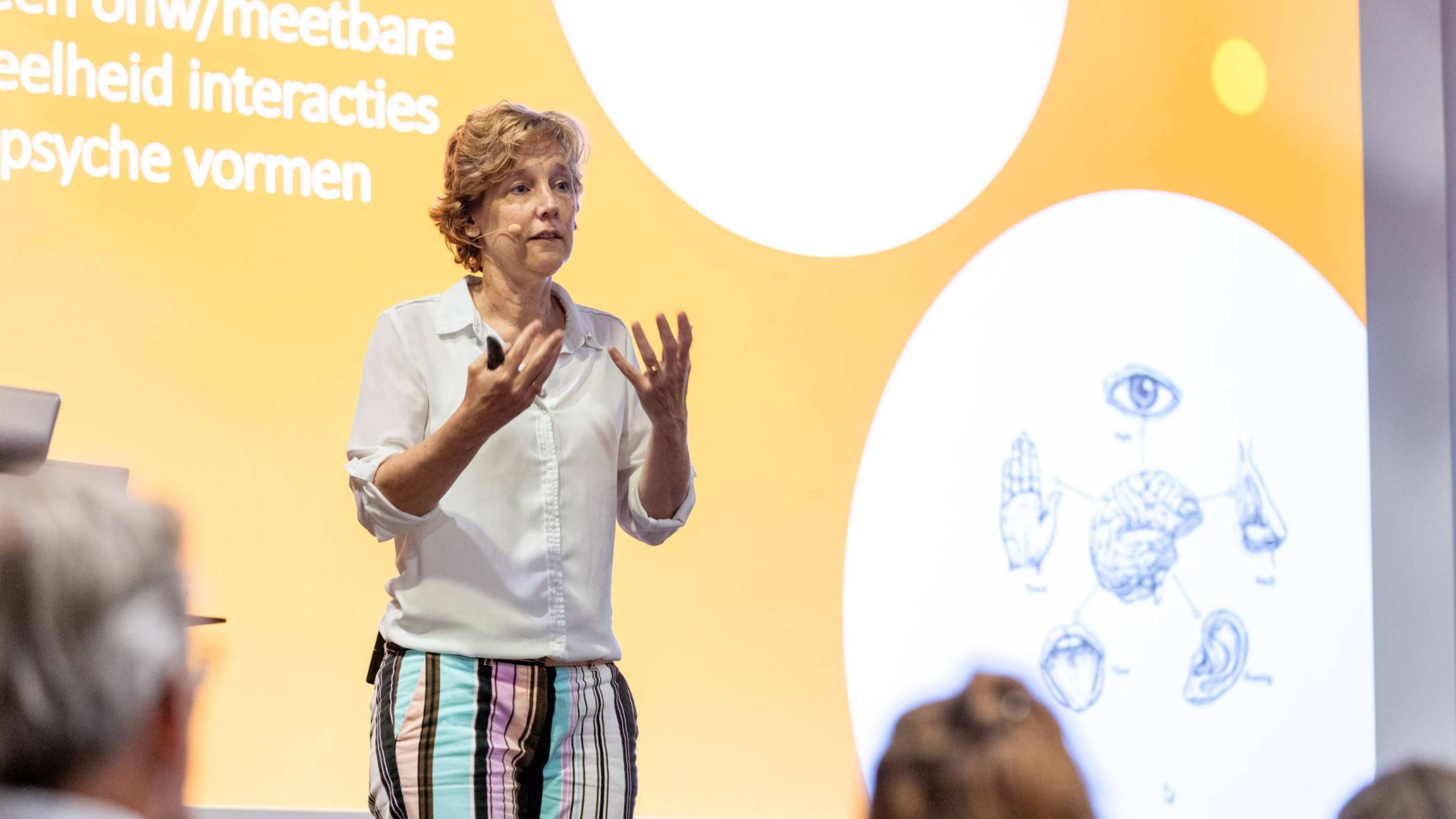 Professor Floortje Scheepers geeft een lezing op het symposium move on up van de master vaktherapie en het lectoraat vaktherapie bij persoonlijkheidsstoornissen op de han in nijmegen