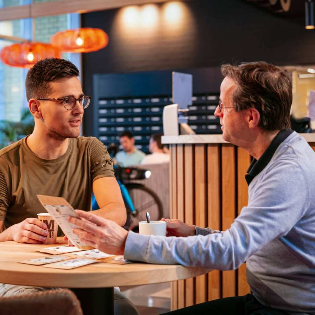 docent en aspirantstudent hebben een adviesgesprek