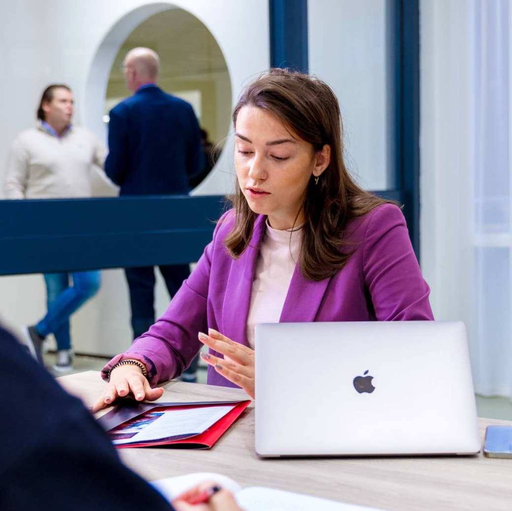 Deeltijd studenten Commerciële Economie oefenen salesgesprek op de HAN. 