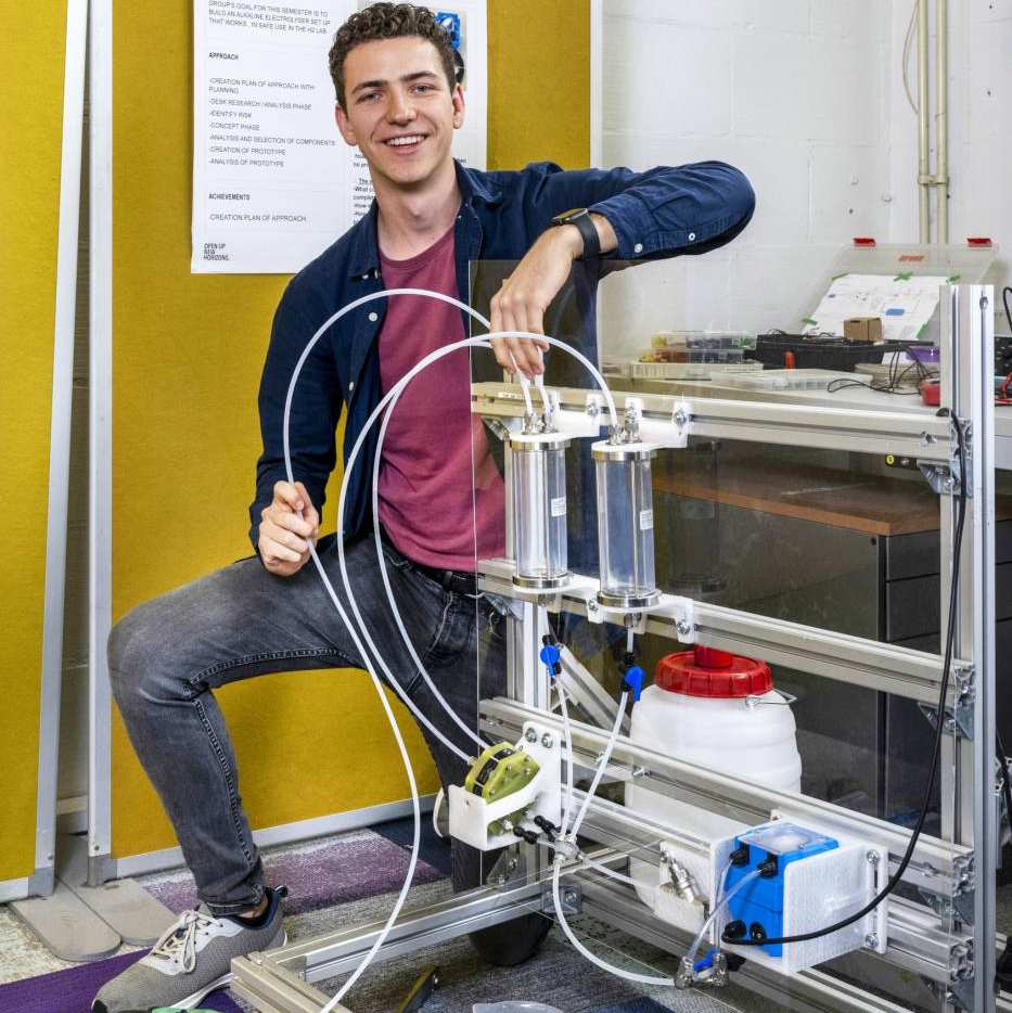 Tim Vianen, student Werktuigbouwkunde, in het waterstoflab van de HAN.