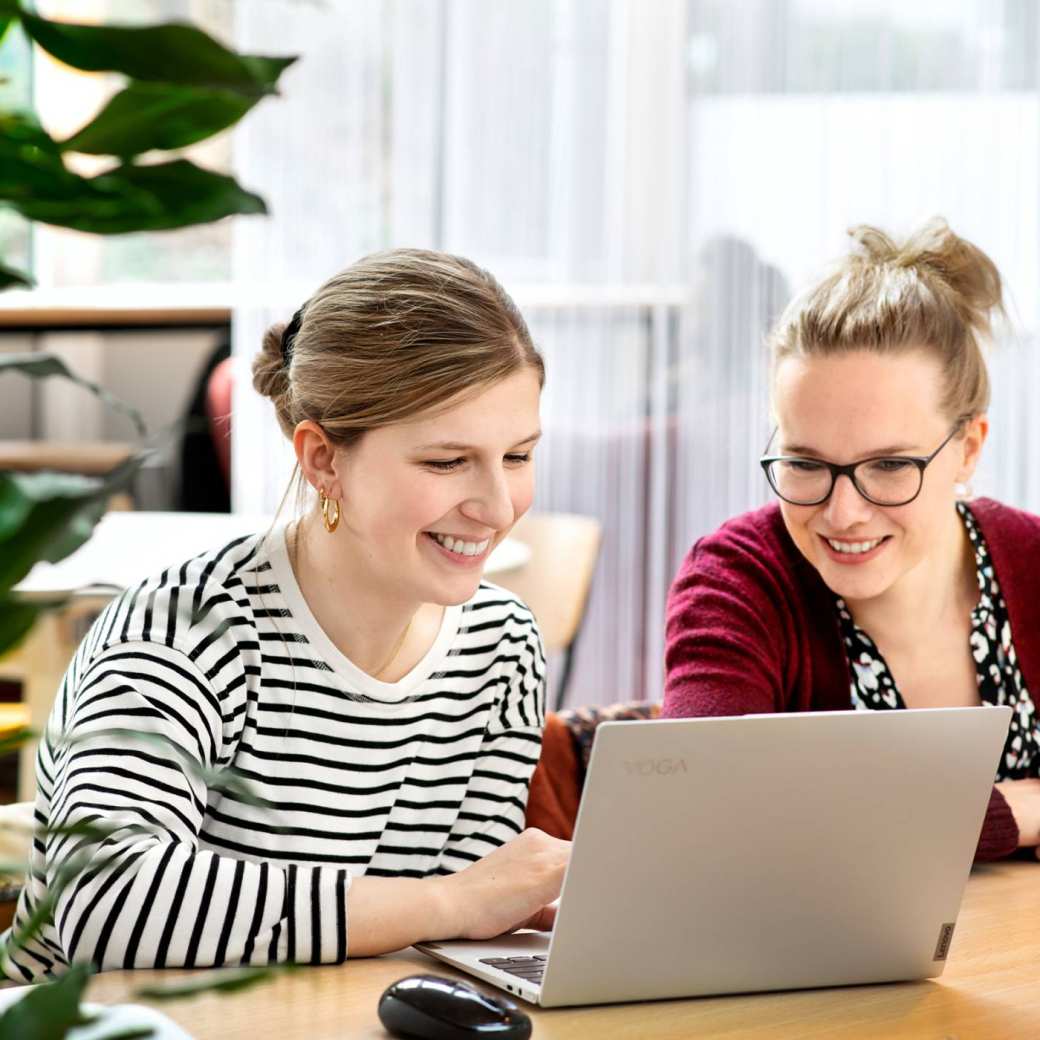 2 studenten kijken samen naar presentatie op laptop