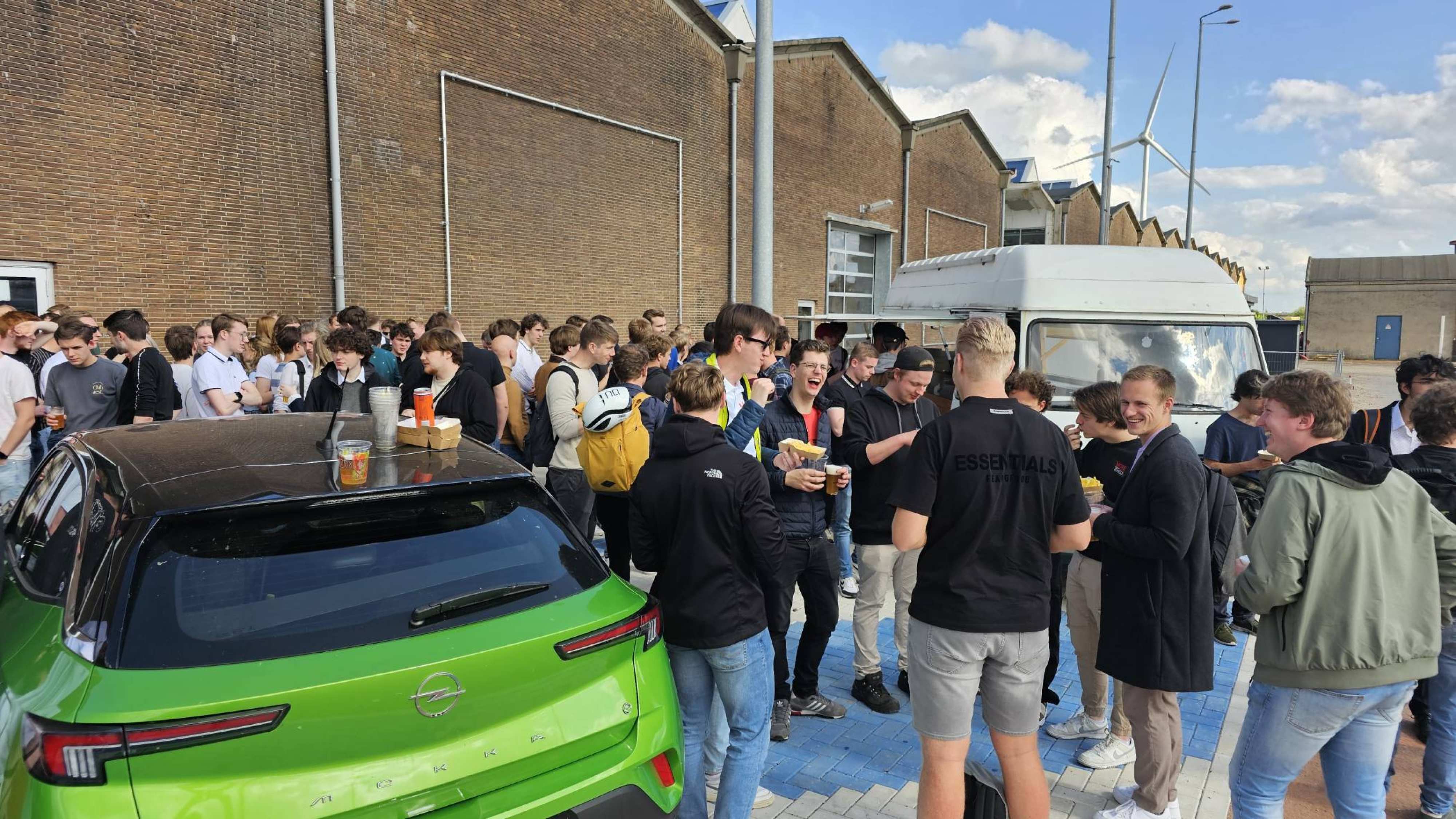 Het symposium Beyond met presentatie van semester 6 projecten van studenten Engineering en Automotive van de HAN is op 19 juni 2024 feestelijk afgesloten met een drankje en een hapje voor het gebouw HAN at Connectr.