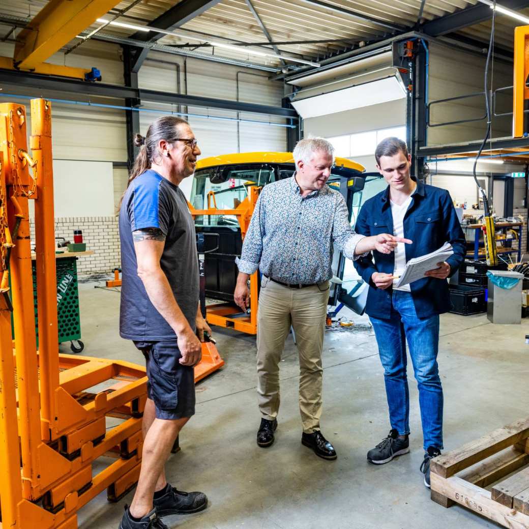 Technische Bedrijfskunde student overlegt op de werkvloer.