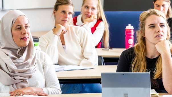 Studenten van de master pedagogiek volgen een les op de groenewoudseweg