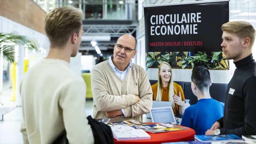 Bezoekers van de Open Avond praten met een student.