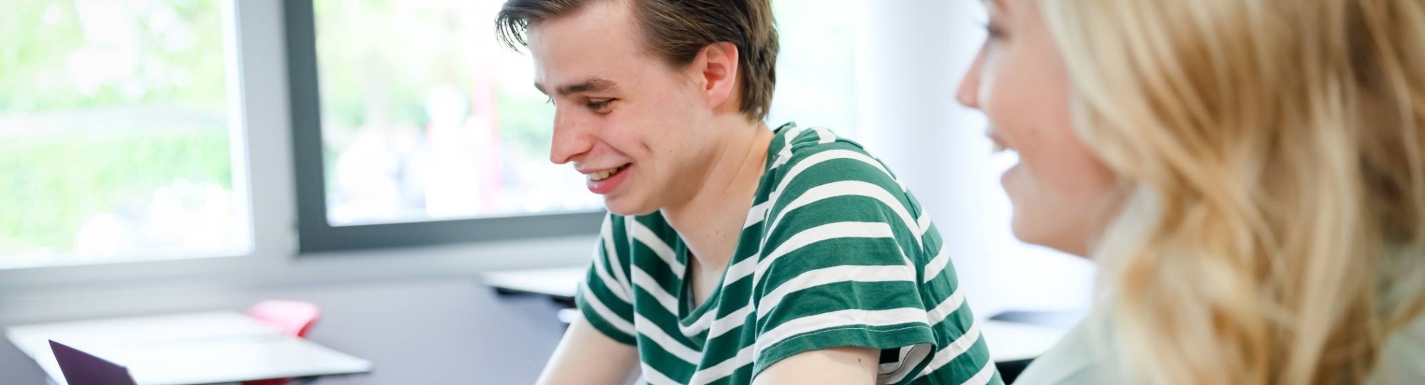 twee studenten van hbo bedrijfskunde aan tafel