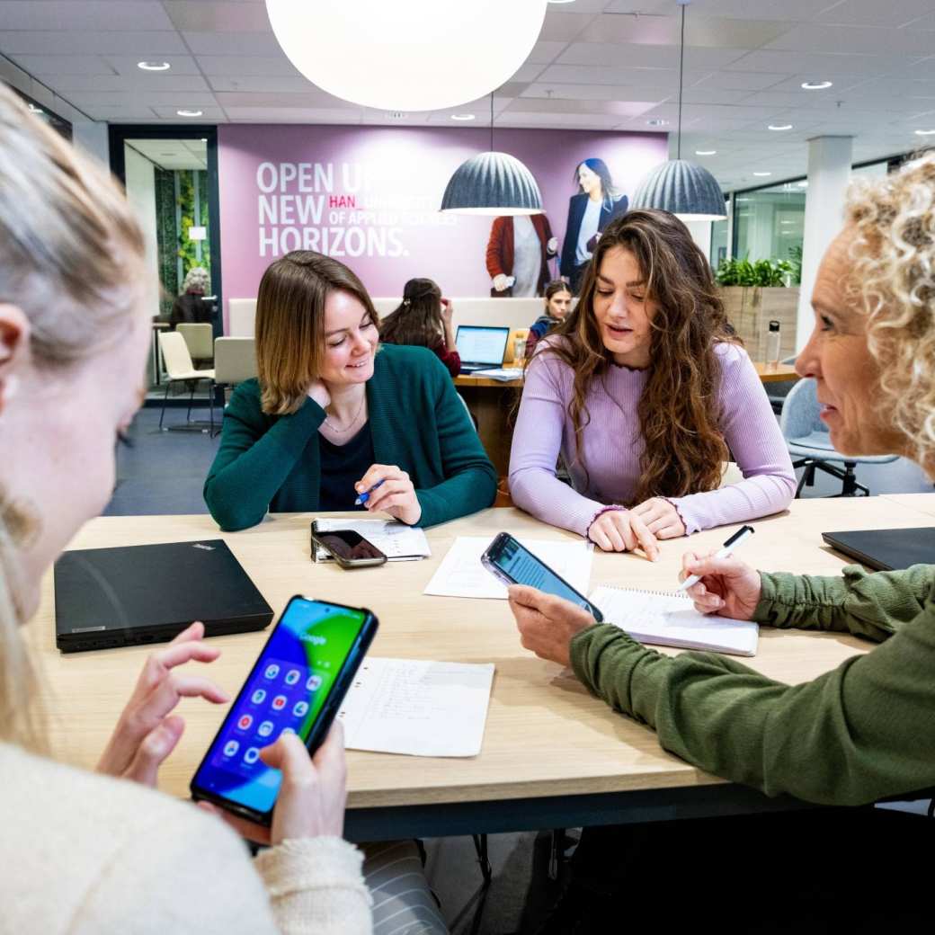 Een groepje studenten van de associate degree Bedrijfskunde overleggen tijdens de pauze