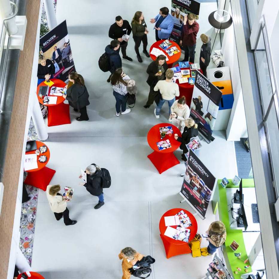 Bezoekers informatiemarkt Commerciële Economie Duaal tijdens de Open Avond van de HAN.