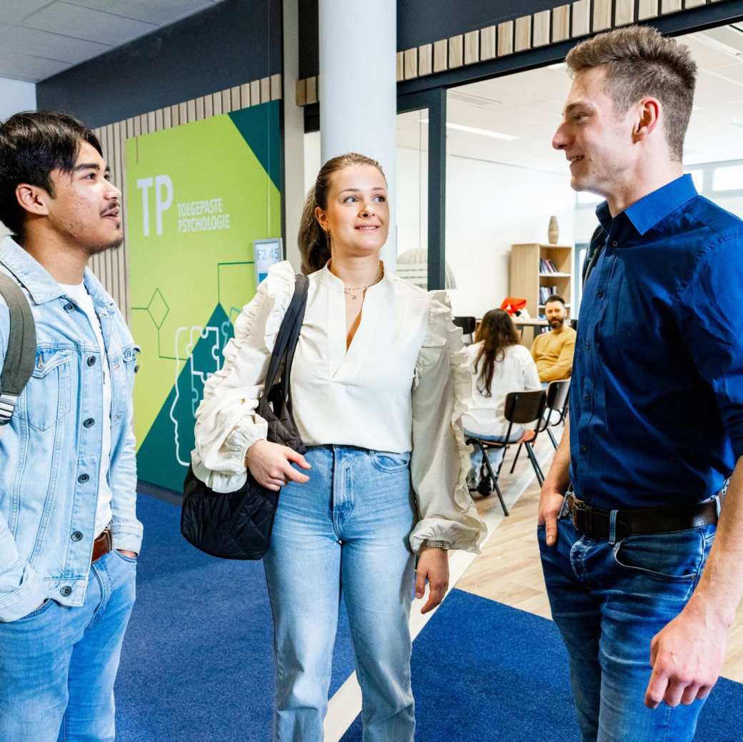 drie studenten toegepaste psychologie op de HAN campus in Nijmegen