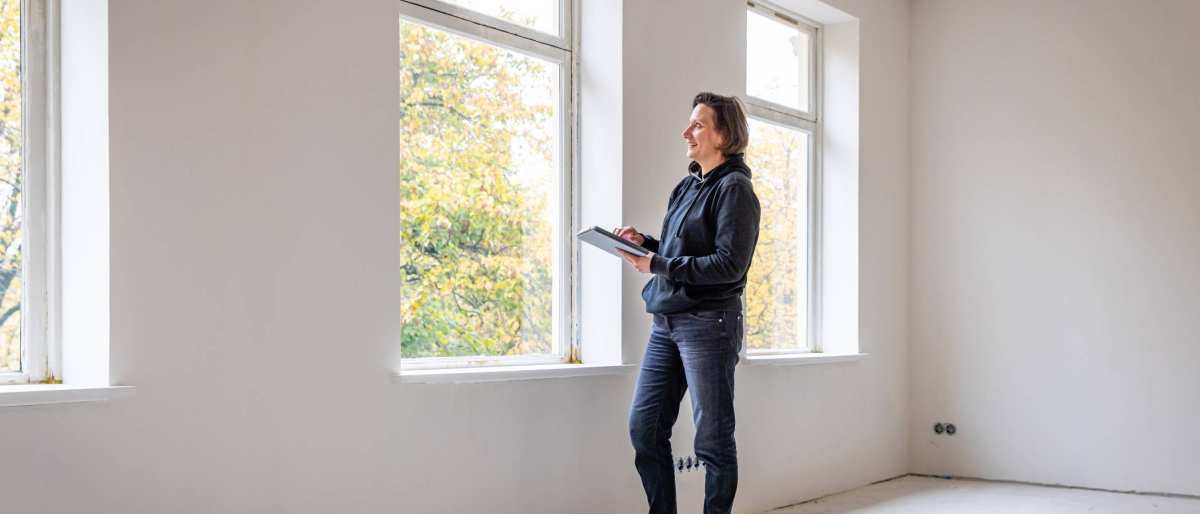 bouwkundige inspecteert een renovatiewoning voor de oplevering