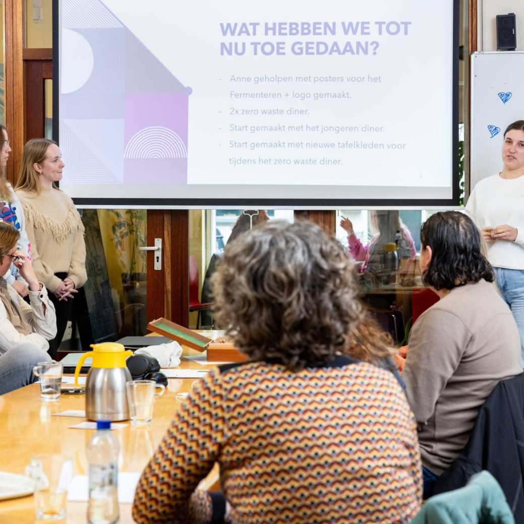 Studenten IPL organiseren een lunch met samenwerkingspartners. Daarna verzorgen ze tussenpresentaties aan hun opdrachtgevers uit de wijk Spijkerkwartier in Arnhem.