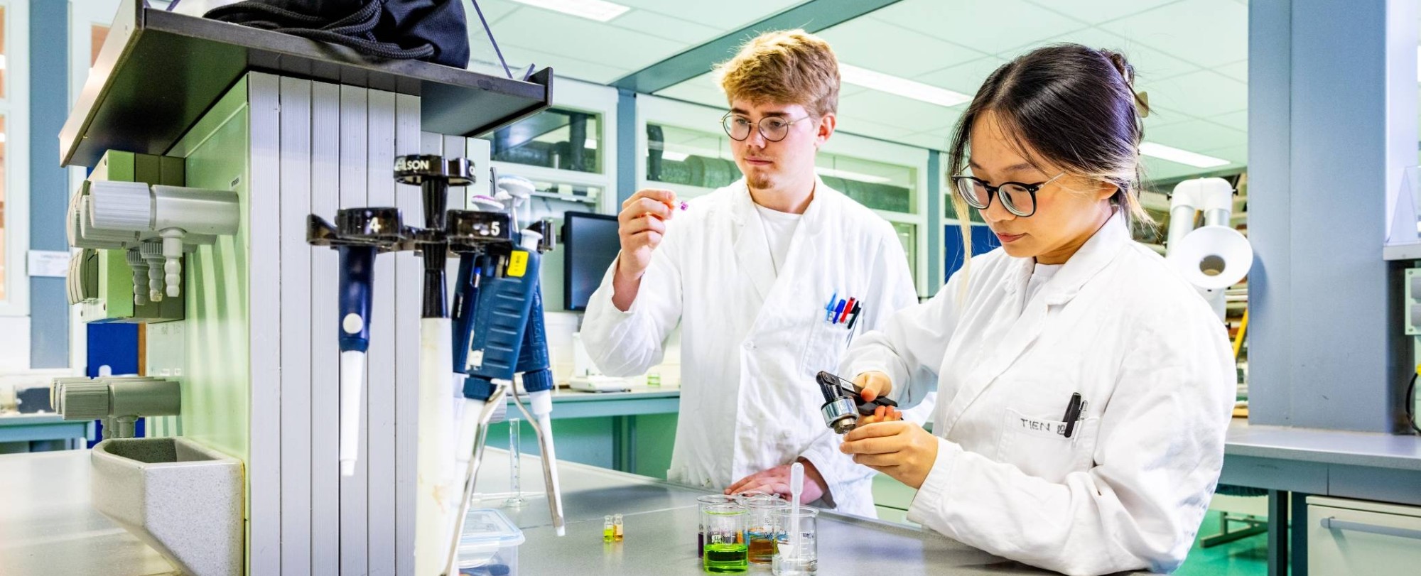 twee studenten werken samen in het chemielab