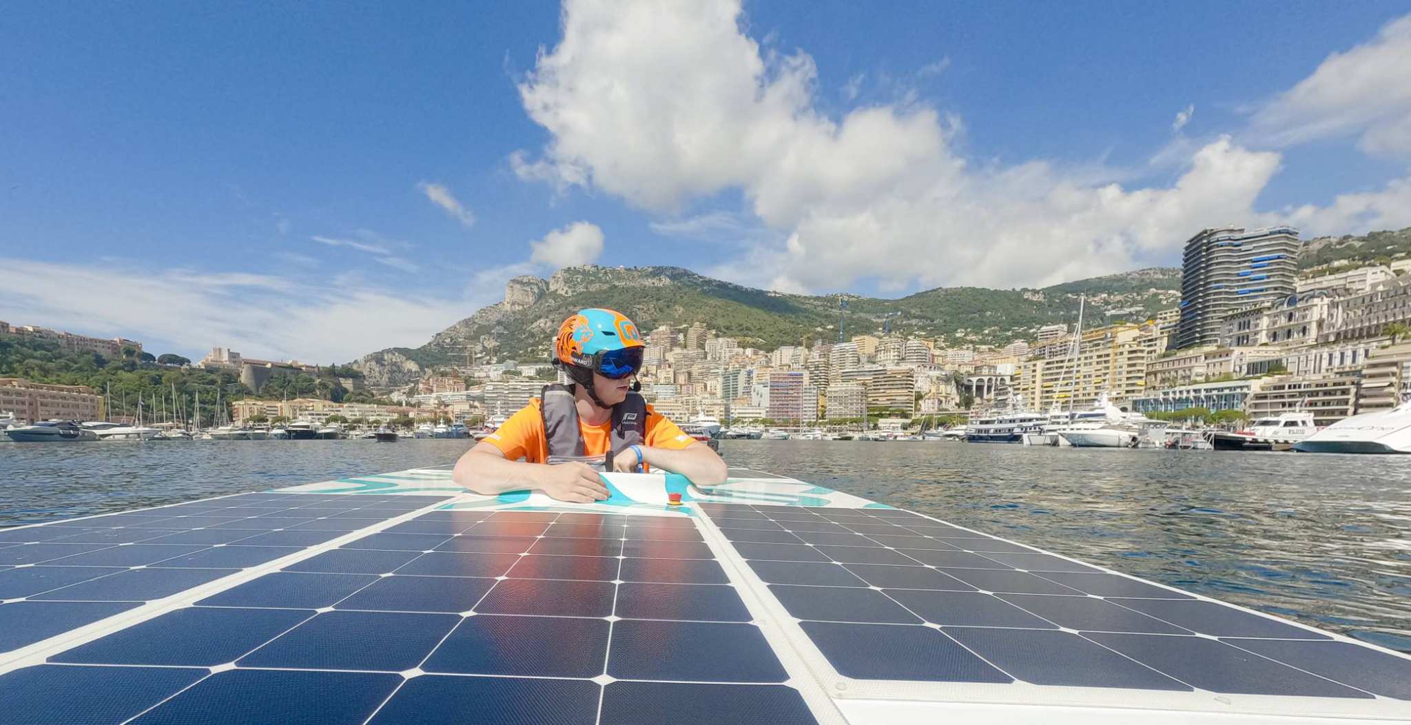 Solarboat in actie tijdens Energy Boat Challenge in Monaco met piloot Mitchel Kraai