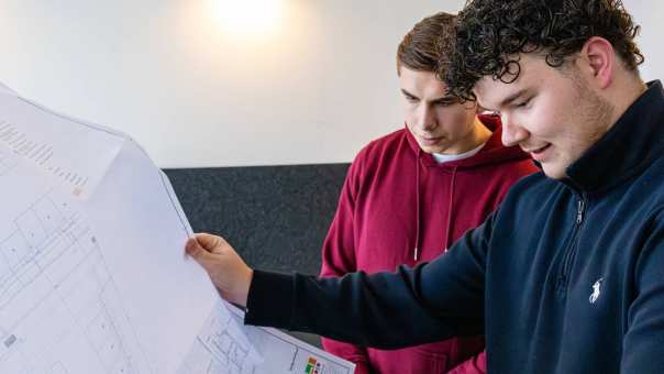 studenten werken aan een bouwplan