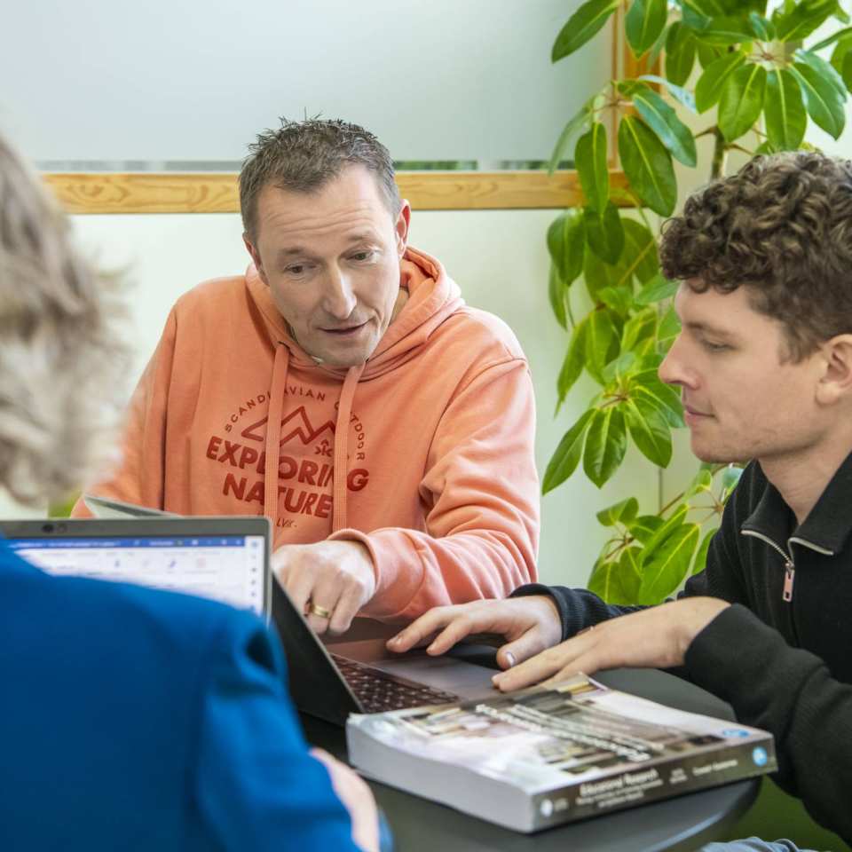 3 studenten van de Educatie masteropleidingen bespreken wat aan tafel