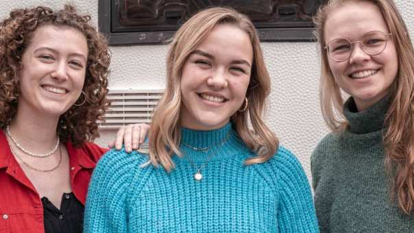 3 studenten CMD voor de Campus Camper