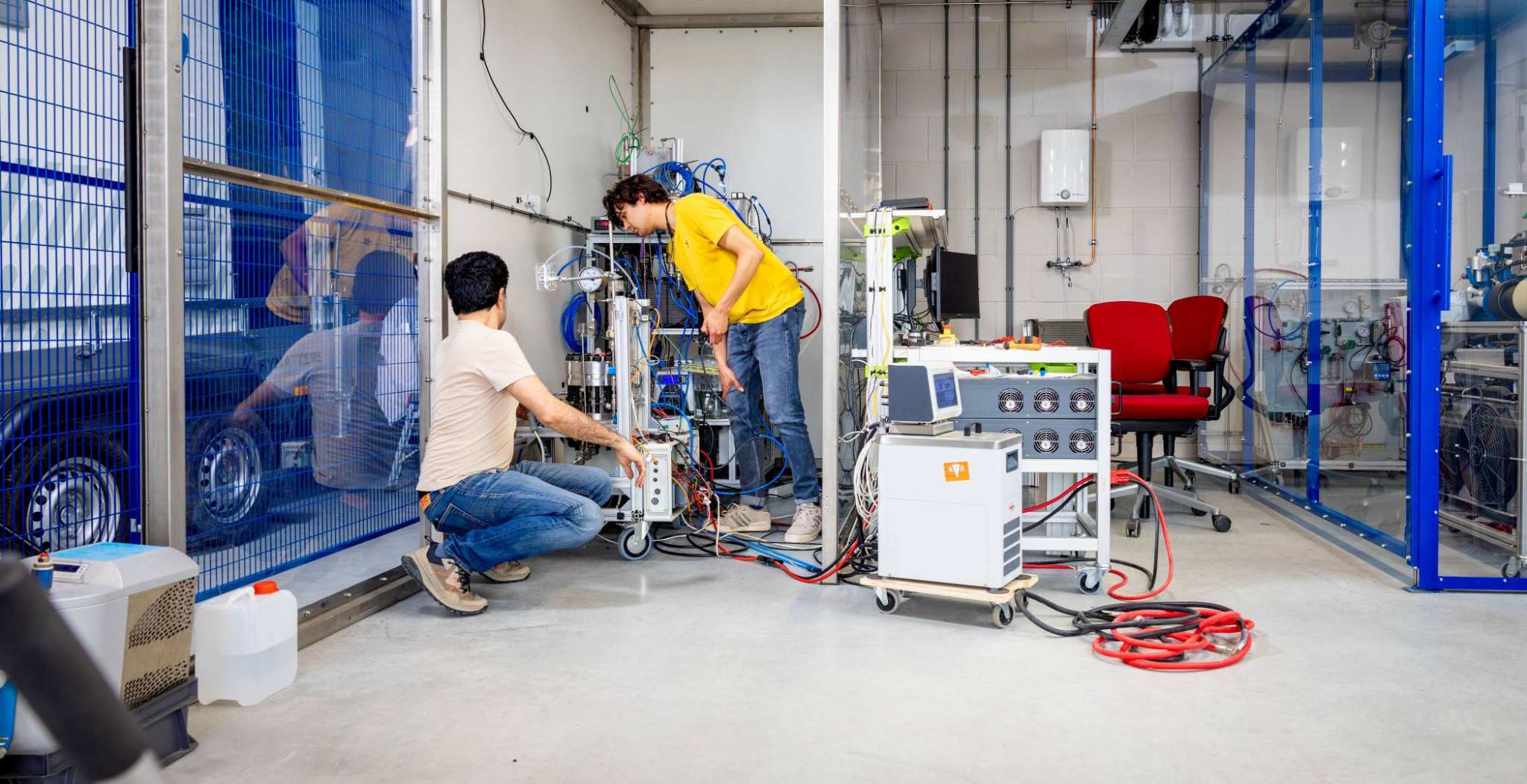 Studenten aan het werk op het Hydrogen lab bij HAN Connectr op het IPKW, samenwerken, waterstof