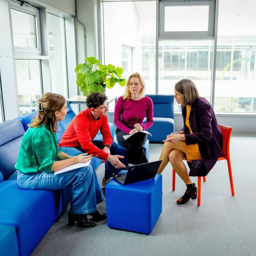 Studenten luisteren lachend naar docente. Master Circulaire Economie 2024.