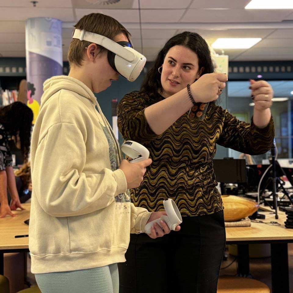 Twee studenten Vaktherapie aan het werk met 3D kleimodellen met een VR-bril in het Ixperium. 